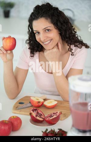 forte bonne santé belle femme montrant des pommes Banque D'Images