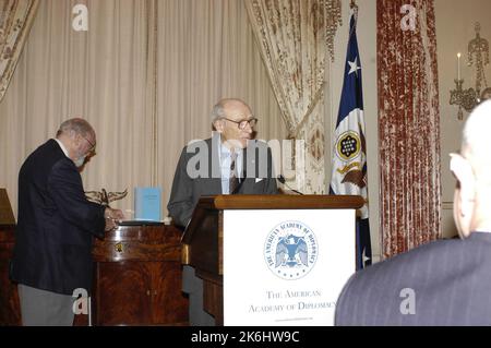 Déjeuner annuel 15th des Prix diplomatiques de l'American Academy of Diplomacy dans la salle Benjamin Franklin, avec un discours de l'ancien secrétaire d'État Henry Kissinger sur les contributions de feu Joseph Sisco. Des officiers de l'Académie et des présentateurs de prix, y compris d'anciens américains, ont également prononcé des remarques Ambassadeur auprès de l'Union soviétique et de la France, Arthur Hartman; ancien États-Unis Ambassadeur en Israël, Samuel Lewis; et ancien États-Unis Ambassadeur en Hongrie, Mark Palmer. Parmi ceux qui acceptaient des prix d'écriture, on comptait Robin Wright, correspondant aux affaires diplomatiques du Washington Post; . 59 CF DS 15985 04 am ACD Dipl  Banque D'Images