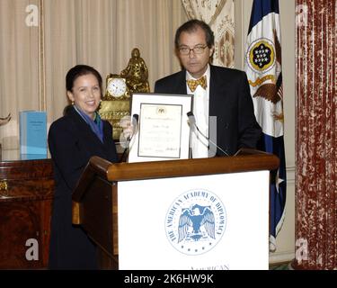 Déjeuner annuel 15th des Prix diplomatiques de l'American Academy of Diplomacy dans la salle Benjamin Franklin, avec un discours de l'ancien secrétaire d'État Henry Kissinger sur les contributions de feu Joseph Sisco. Des officiers de l'Académie et des présentateurs de prix, y compris d'anciens américains, ont également prononcé des remarques Ambassadeur auprès de l'Union soviétique et de la France, Arthur Hartman; ancien États-Unis Ambassadeur en Israël, Samuel Lewis; et ancien États-Unis Ambassadeur en Hongrie, Mark Palmer. Parmi ceux qui acceptaient des prix d'écriture, on comptait Robin Wright, correspondant aux affaires diplomatiques du Washington Post; . 59 CF DS 15985 04 am ACD Dipl  Banque D'Images