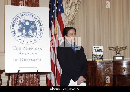 Déjeuner annuel 15th des Prix diplomatiques de l'American Academy of Diplomacy dans la salle Benjamin Franklin, avec un discours de l'ancien secrétaire d'État Henry Kissinger sur les contributions de feu Joseph Sisco. Des officiers de l'Académie et des présentateurs de prix, y compris d'anciens américains, ont également prononcé des remarques Ambassadeur auprès de l'Union soviétique et de la France, Arthur Hartman; ancien États-Unis Ambassadeur en Israël, Samuel Lewis; et ancien États-Unis Ambassadeur en Hongrie, Mark Palmer. Parmi ceux qui acceptaient des prix d'écriture, on comptait Robin Wright, correspondant aux affaires diplomatiques du Washington Post; . 59 CF DS 15985 04 am ACD Dipl  Banque D'Images