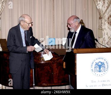 Déjeuner annuel 15th des Prix diplomatiques de l'American Academy of Diplomacy dans la salle Benjamin Franklin, avec un discours de l'ancien secrétaire d'État Henry Kissinger sur les contributions de feu Joseph Sisco. Des officiers de l'Académie et des présentateurs de prix, y compris d'anciens américains, ont également prononcé des remarques Ambassadeur auprès de l'Union soviétique et de la France, Arthur Hartman; ancien États-Unis Ambassadeur en Israël, Samuel Lewis; et ancien États-Unis Ambassadeur en Hongrie, Mark Palmer. Parmi ceux qui acceptaient des prix d'écriture, on comptait Robin Wright, correspondant aux affaires diplomatiques du Washington Post; . 59 CF DS 15985 04 am ACD Dipl  Banque D'Images