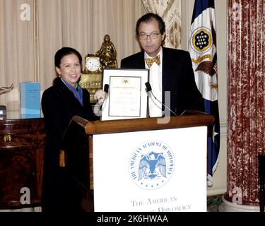 Déjeuner annuel 15th des Prix diplomatiques de l'American Academy of Diplomacy dans la salle Benjamin Franklin, avec un discours de l'ancien secrétaire d'État Henry Kissinger sur les contributions de feu Joseph Sisco. Des officiers de l'Académie et des présentateurs de prix, y compris d'anciens américains, ont également prononcé des remarques Ambassadeur auprès de l'Union soviétique et de la France, Arthur Hartman; ancien États-Unis Ambassadeur en Israël, Samuel Lewis; et ancien États-Unis Ambassadeur en Hongrie, Mark Palmer. Parmi ceux qui acceptaient des prix d'écriture, on comptait Robin Wright, correspondant aux affaires diplomatiques du Washington Post; . 59 CF DS 15985 04 am ACD Dipl  Banque D'Images