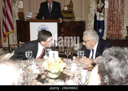 Déjeuner annuel 15th des Prix diplomatiques de l'American Academy of Diplomacy dans la salle Benjamin Franklin, avec un discours de l'ancien secrétaire d'État Henry Kissinger sur les contributions de feu Joseph Sisco. Des officiers de l'Académie et des présentateurs de prix, y compris d'anciens américains, ont également prononcé des remarques Ambassadeur auprès de l'Union soviétique et de la France, Arthur Hartman; ancien États-Unis Ambassadeur en Israël, Samuel Lewis; et ancien États-Unis Ambassadeur en Hongrie, Mark Palmer. Parmi ceux qui acceptaient des prix d'écriture, on comptait Robin Wright, correspondant aux affaires diplomatiques du Washington Post; . 59 CF DS 15985 04 am ACD Dipl  Banque D'Images