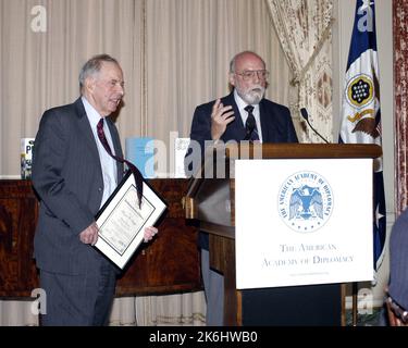 Déjeuner annuel 15th des Prix diplomatiques de l'American Academy of Diplomacy dans la salle Benjamin Franklin, avec un discours de l'ancien secrétaire d'État Henry Kissinger sur les contributions de feu Joseph Sisco. Des officiers de l'Académie et des présentateurs de prix, y compris d'anciens américains, ont également prononcé des remarques Ambassadeur auprès de l'Union soviétique et de la France, Arthur Hartman; ancien États-Unis Ambassadeur en Israël, Samuel Lewis; et ancien États-Unis Ambassadeur en Hongrie, Mark Palmer. Parmi ceux qui acceptaient des prix d'écriture, on comptait Robin Wright, correspondant aux affaires diplomatiques du Washington Post; . 59 CF DS 15985 04 am ACD Dipl  Banque D'Images