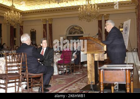 Déjeuner annuel 15th des Prix diplomatiques de l'American Academy of Diplomacy dans la salle Benjamin Franklin, avec un discours de l'ancien secrétaire d'État Henry Kissinger sur les contributions de feu Joseph Sisco. Des officiers de l'Académie et des présentateurs de prix, y compris d'anciens américains, ont également prononcé des remarques Ambassadeur auprès de l'Union soviétique et de la France, Arthur Hartman; ancien États-Unis Ambassadeur en Israël, Samuel Lewis; et ancien États-Unis Ambassadeur en Hongrie, Mark Palmer. Parmi ceux qui acceptaient des prix d'écriture, on comptait Robin Wright, correspondant aux affaires diplomatiques du Washington Post; . 59 CF DS 15985 04 am ACD Dipl  Banque D'Images