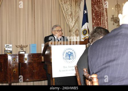 Déjeuner annuel 15th des Prix diplomatiques de l'American Academy of Diplomacy dans la salle Benjamin Franklin, avec un discours de l'ancien secrétaire d'État Henry Kissinger sur les contributions de feu Joseph Sisco. Des officiers de l'Académie et des présentateurs de prix, y compris d'anciens américains, ont également prononcé des remarques Ambassadeur auprès de l'Union soviétique et de la France, Arthur Hartman; ancien États-Unis Ambassadeur en Israël, Samuel Lewis; et ancien États-Unis Ambassadeur en Hongrie, Mark Palmer. Parmi ceux qui acceptaient des prix d'écriture, on comptait Robin Wright, correspondant aux affaires diplomatiques du Washington Post; . 59 CF DS 15985 04 am ACD Dipl  Banque D'Images