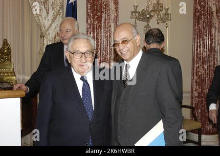 Déjeuner annuel 15th des Prix diplomatiques de l'American Academy of Diplomacy dans la salle Benjamin Franklin, avec un discours de l'ancien secrétaire d'État Henry Kissinger sur les contributions de feu Joseph Sisco. Des officiers de l'Académie et des présentateurs de prix, y compris d'anciens américains, ont également prononcé des remarques Ambassadeur auprès de l'Union soviétique et de la France, Arthur Hartman; ancien États-Unis Ambassadeur en Israël, Samuel Lewis; et ancien États-Unis Ambassadeur en Hongrie, Mark Palmer. Parmi ceux qui acceptaient des prix d'écriture, on comptait Robin Wright, correspondant aux affaires diplomatiques du Washington Post; . 59 CF DS 15985 04 am ACD Dipl  Banque D'Images