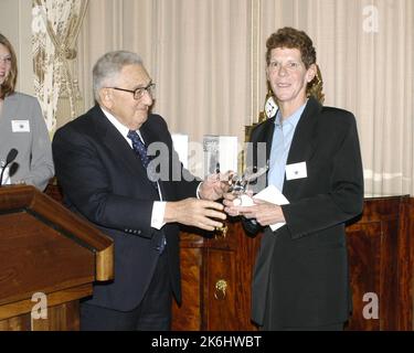 Déjeuner annuel 15th des Prix diplomatiques de l'American Academy of Diplomacy dans la salle Benjamin Franklin, avec un discours de l'ancien secrétaire d'État Henry Kissinger sur les contributions de feu Joseph Sisco. Des officiers de l'Académie et des présentateurs de prix, y compris d'anciens américains, ont également prononcé des remarques Ambassadeur auprès de l'Union soviétique et de la France, Arthur Hartman; ancien États-Unis Ambassadeur en Israël, Samuel Lewis; et ancien États-Unis Ambassadeur en Hongrie, Mark Palmer. Parmi ceux qui acceptaient des prix d'écriture, on comptait Robin Wright, correspondant aux affaires diplomatiques du Washington Post; . 59 CF DS 15985 04 am ACD Dipl  Banque D'Images