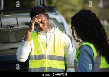 le jeune couple a fait tomber la voiture en panne Banque D'Images