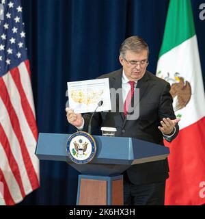 Washington, États-Unis d'Amérique. 13th octobre 2022. Washington, États-Unis d'Amérique. 13 octobre 2022. Le secrétaire mexicain aux Affaires étrangères Marcelo Ebrard répond à une question lors d'une conférence de presse conjointe à la suite du dialogue de haut niveau sur la sécurité entre les États-Unis et le Mexique au bâtiment Harry S. Truman du département d'État, à 13 octobre 2022 à Washington, DC Credit: Freddie Everett/Département d'État/Alamy Live News Banque D'Images