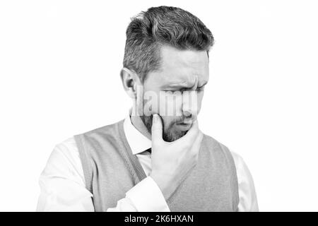homme stressé avec moustache ayant mal de dents. mâchoire grizzée. homme malheureux avec la barbe. pondrage. homme d'affaires souffrant isolé sur blanc. Banque D'Images