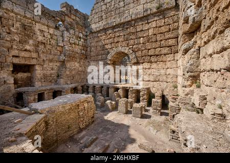 Bain romain du Sud, ruines de la ville romaine de Perge, Antalya, Turquie. Banque D'Images