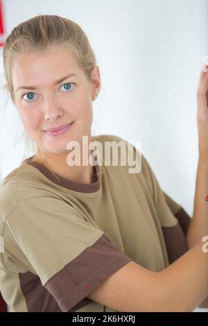 femme ouvrier portant un t-shirt marron deux tons Banque D'Images