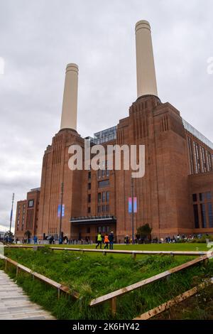 14 octobre 2022, Londres, Angleterre, Royaume-Uni : vue extérieure de la centrale électrique de Battersea, qui ouvre ses portes au public après quatre décennies. Après un vaste réaménagement, l'ancienne centrale électrique emblématique abrite maintenant des boutiques, des restaurants, des bars, des bureaux (y compris Apple) et des appartements de luxe. (Image de crédit : © Vuk Valcic/ZUMA Press Wire) Banque D'Images