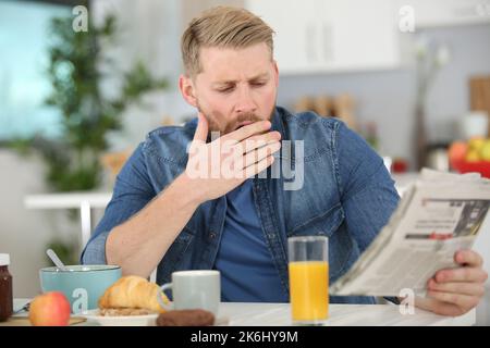 jeune homme dans le concept de régime et de saine alimentation Banque D'Images