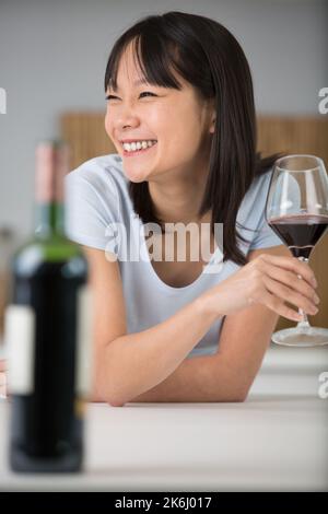 femme gracieuse tenant un verre de vin Banque D'Images