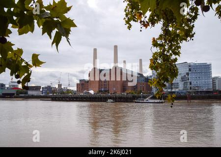 Londres, Angleterre, Royaume-Uni. 14th octobre 2022. Vue extérieure de la centrale électrique Battersea qui ouvre ses portes au public après quatre décennies. Après un vaste réaménagement, l'ancienne centrale électrique emblématique abrite maintenant des boutiques, des restaurants, des bars, des bureaux (y compris Apple) et des appartements de luxe. (Image de crédit : © Vuk Valcic/ZUMA Press Wire) Banque D'Images