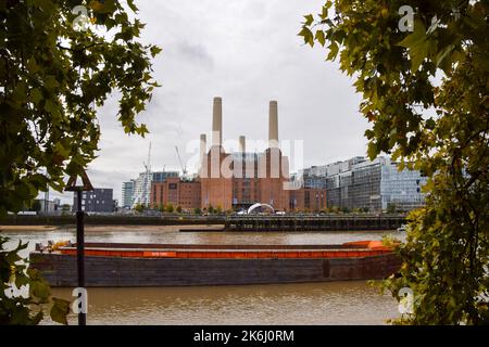 Londres, Angleterre, Royaume-Uni. 14th octobre 2022. Vue extérieure de la centrale électrique Battersea qui ouvre ses portes au public après quatre décennies. Après un vaste réaménagement, l'ancienne centrale électrique emblématique abrite maintenant des boutiques, des restaurants, des bars, des bureaux (y compris Apple) et des appartements de luxe. (Image de crédit : © Vuk Valcic/ZUMA Press Wire) Banque D'Images