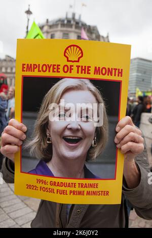 Londres, Royaume-Uni, 14 octobre 2022 : la rébellion de l'extinction s'est emparée de Whitehall jusqu'à Downing Street, où ils ont symboliquement brûlé des factures d'énergie. Le slogan de la manifestation était « nous ne pouvons pas nous permettre cela », faisant référence à la fois aux factures d'énergie dans la crise du coût de la vie et à la crise climatique causée par la combustion de combustibles fossiles. Des affiches ont montré Liz Truss en tant qu'employée du mois, soulignant ses liens avec l'industrie des combustibles fossiles. Anna Watson/Alay Live News Banque D'Images