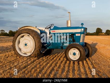 Tracteur Ford 4000 Pre-Force 1966 d'époque Banque D'Images