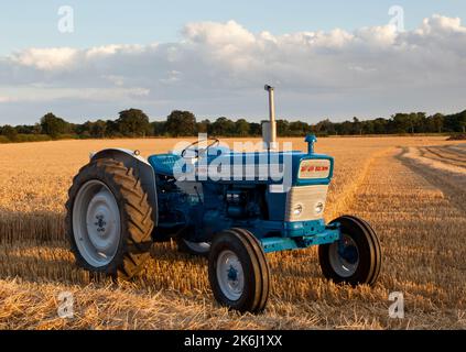 Tracteur Ford 4000 Pre-Force 1966 d'époque Banque D'Images