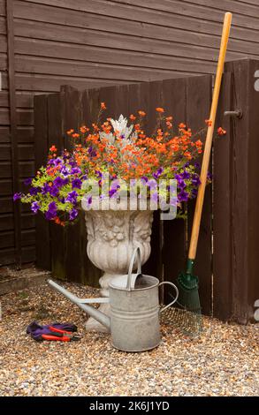 Outils de jardinage et d'urne de fleurs de jardin Banque D'Images