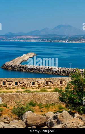 Vue sur la mer depuis la forteresse de Fortezza à Rethymnon Crète Grèce construite au 16th siècle par les Vénitiens. Banque D'Images