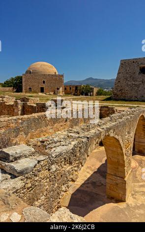 Vue sur la mosquée du Sultan Ibraham Khan à la forteresse de Fortezza à Rethymnon Crète Grèce construite au 16th siècle par les Vénitiens. Banque D'Images