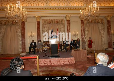 Cérémonie de retraite pour Helen Ellis et Lee Young, membres du personnel du sous-secrétaire, avec la participation de l'actuel sous-secrétaire Richard Armitage, de l'ancien sous-secrétaire Strobe Talbott, et de l'ancien sous-secrétaire et secrétaire intérimaire Lawrence Eagleburger, entre autres fonctionnaires Banque D'Images