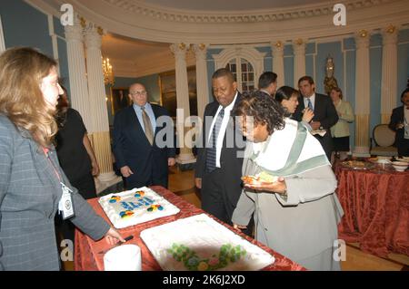 Cérémonie de retraite pour Helen Ellis et Lee Young, membres du personnel du sous-secrétaire, avec la participation de l'actuel sous-secrétaire Richard Armitage, de l'ancien sous-secrétaire Strobe Talbott, et de l'ancien sous-secrétaire et secrétaire intérimaire Lawrence Eagleburger, entre autres fonctionnaires Banque D'Images