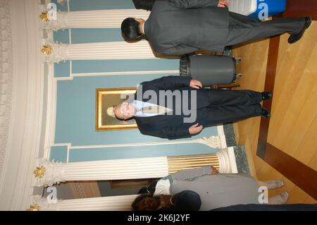 Cérémonie de retraite pour Helen Ellis et Lee Young, membres du personnel du sous-secrétaire, avec la participation de l'actuel sous-secrétaire Richard Armitage, de l'ancien sous-secrétaire Strobe Talbott, et de l'ancien sous-secrétaire et secrétaire intérimaire Lawrence Eagleburger, entre autres fonctionnaires Banque D'Images