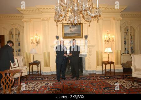 Cérémonie de retraite pour Helen Ellis et Lee Young, membres du personnel du sous-secrétaire, avec la participation de l'actuel sous-secrétaire Richard Armitage, de l'ancien sous-secrétaire Strobe Talbott, et de l'ancien sous-secrétaire et secrétaire intérimaire Lawrence Eagleburger, entre autres fonctionnaires Banque D'Images