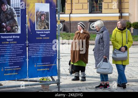 Kiev, Ukraine. 14th octobre 2022. Les gens visitent l'exposition de rue 'Azov Regiment - Anges de Marioupol', qui est dédiée aux défenseurs de l'unité 'Azov' de la Garde nationale d'Ukraine, qui est mort en défendant Marioupol des envahisseurs russes à Kiev. Les troupes russes sont entrées en Ukraine sur le 24 février 2022 et ont déclenché un conflit qui a provoqué la destruction et une crise humanitaire. (Credit image: © Oleksii Chumachenko/SOPA Images via ZUMA Press Wire) Banque D'Images