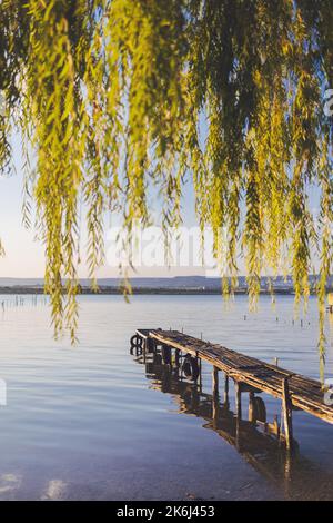 Coucher de soleil sur le lac de mer et ancienne jetée en bois, destination de voyage romantique, paysage de la nature Banque D'Images