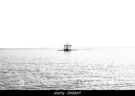 Bateau nautique sur le lac de Garde Banque D'Images