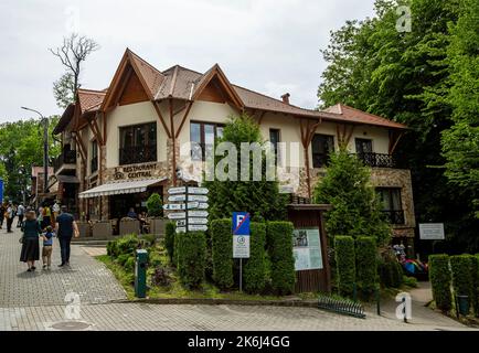 SOVATA, MURES, ROUMANIE – 29 MAI 2021: Restaurant dans la station de Sovata Transylvanie, Roumanie. Banque D'Images