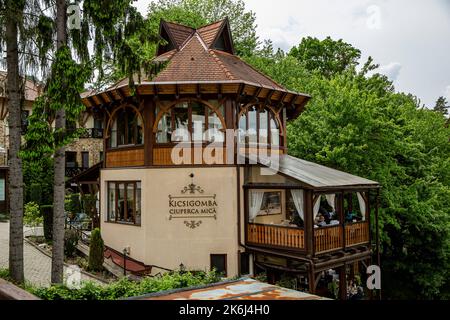 SOVATA, MURES, ROUMANIE – 29 MAI 2021: Restaurant dans la station de Sovata Transylvanie, Roumanie. Banque D'Images