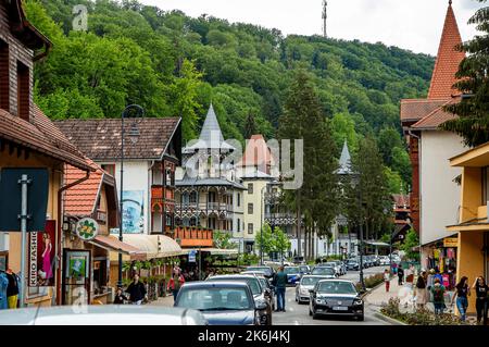 SOVATA, MURES, ROUMANIE – 29 MAI 2021 : vue sur la rue dans la station de Sovata Transylvanie, Roumanie. Banque D'Images