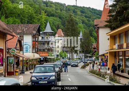 SOVATA, MURES, ROUMANIE – 29 MAI 2021 : vue sur la rue dans la station de Sovata Transylvanie, Roumanie. Banque D'Images