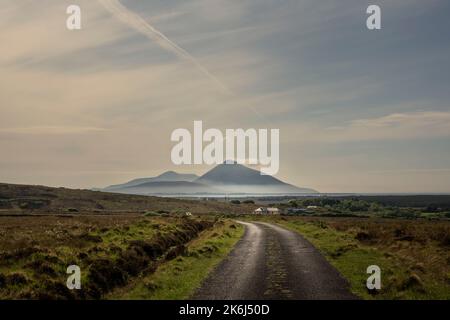 Vue sur Slievemore sur l'île d'Achill, de la région de Ballycroy, comté de Mayo, Irlande. Le pied de Slievemore est enveloppé de brume. Banque D'Images