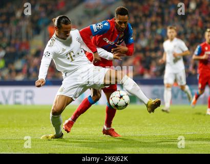 PLZEN, République tchèque. , . Leroy Sane (10, FC Bayern Muenchen/FCB) Jhon Mosquera (18, Viktoria Pilsen) pendant le match de Championsleague entre le club de football Victoria PLZEN et le FC Bayern Muenchen, dans le stade Doosan, à PLZEN, République Tchèque sur 12 octobre. Copyright et photo par Boris SCHUMACHER/ATP images (Schumacher Boris/ATP/SPP) crédit: SPP Sport Press photo. /Alamy Live News Banque D'Images