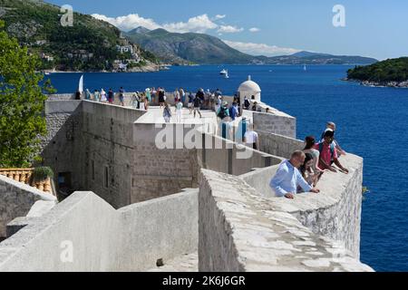 Les murs de la ville de Dubrovnik avec les touristes Banque D'Images