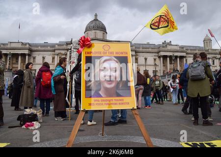 Londres, Royaume-Uni. 14th octobre 2022. Une enseigne dans Trafalgar Square mocks Liz Truss comme 'employé du mois' de Shell. Extinction les manifestants de la rébellion se sont rassemblés à Westminster pour réclamer des mesures contre la crise climatique et la montée en flèche des factures d'énergie. Credit: Vuk Valcic/Alamy Live News Banque D'Images