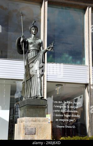 Œuvres d'art Minerva à l'extérieur de la bibliothèque publique de Bogota, dans le quartier de Candelaria Banque D'Images