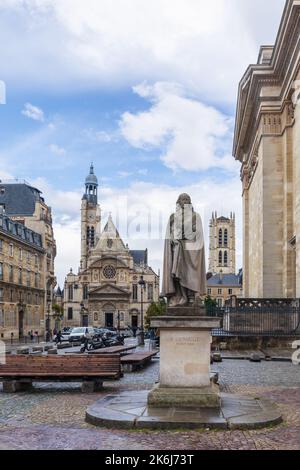 Statue Pierre Corneille 1606 - 1684 dramaturge français avec l'église Saint Etienne du Mont en arrière-plan. Place du Panthéon, Paris, France, Europe Banque D'Images