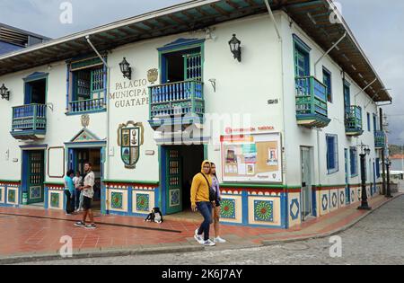 Touristes dans la destination touristique colombienne de Guatape Banque D'Images