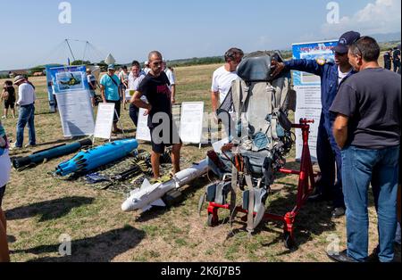 Stanesti, Gorj, Roumanie – 27 août 2022 : visiteurs du spectacle aérien de l'aérodrome de Stanesti, Gorj, Roumanie Banque D'Images