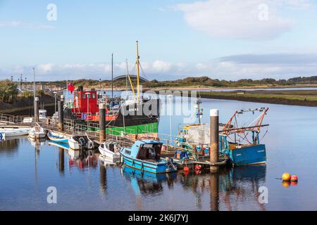 Vue vers l'ouest sur le port d'Irvine, sur la rivière Irvine au Firth de Clyde, avec le coaster nouvellement restauré 'MV KYLES', Banque D'Images