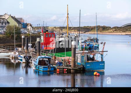 Vue vers l'ouest sur le port d'Irvine, sur la rivière Irvine au Firth de Clyde, avec le coaster nouvellement restauré 'MV KYLES', Banque D'Images