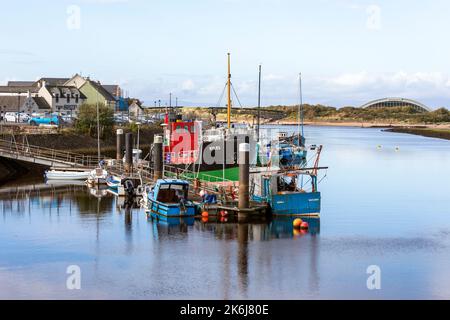 Vue vers l'ouest sur le port d'Irvine, sur la rivière Irvine au Firth de Clyde, avec le coaster nouvellement restauré 'MV KYLES', Banque D'Images